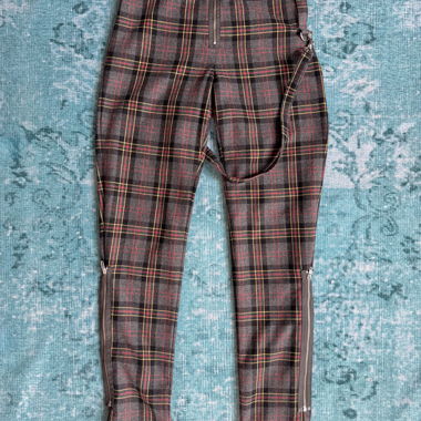 Pantaloni in lana tartan con bretelle e zip