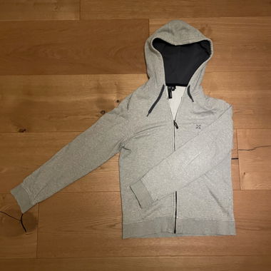 Grauer Zip-Hoodie mit Kapuze