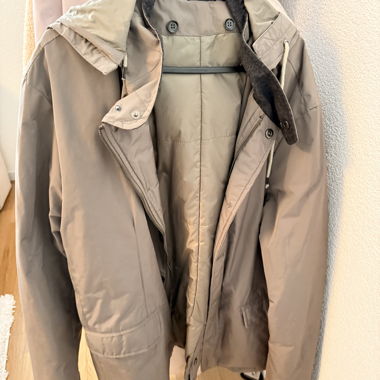 Beige Winterjacke mit Kapuze