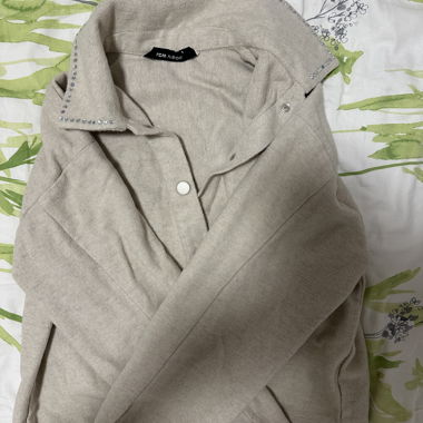 Veste beige ornée de strass