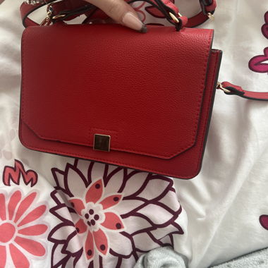 Rote umhängetasche