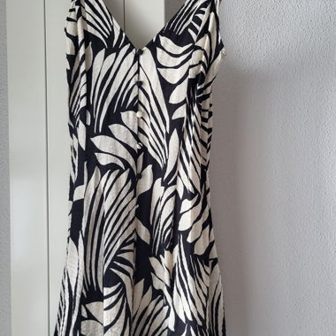 Robe à fines bretelles imprimé noir et blanc