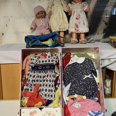 Puppenset mit Kleidung und Koffer