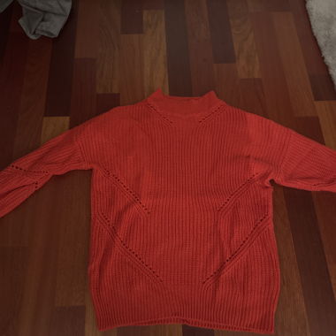 Roter Strickpullover