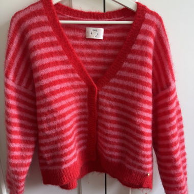Cardigan in maglia soffice a righe di des Petits H