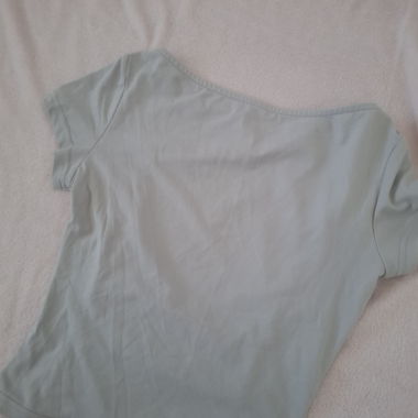 Hellblaues gerafftes Top