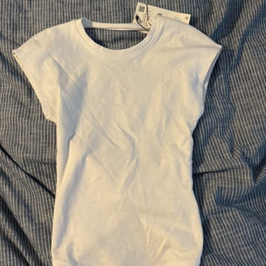 Weisses Damen-Shirt mit Schlitz