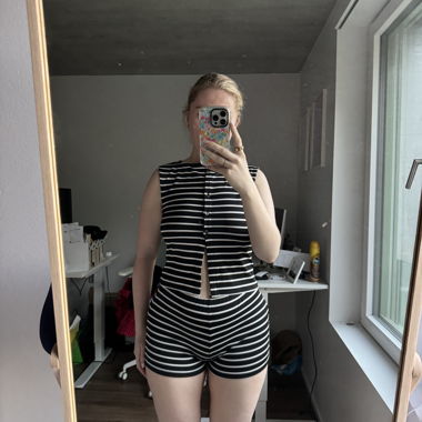 Set di shorts e canotta a righe nero e bianco