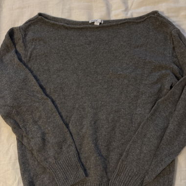 Grauer Strickpullover