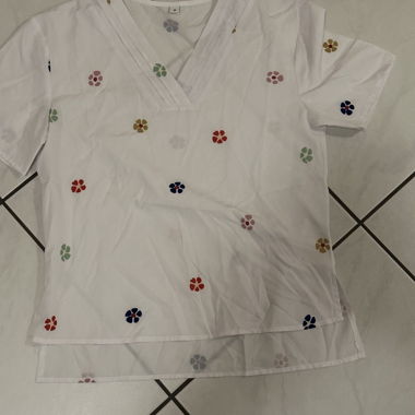 T-shirt bianco con fiori
