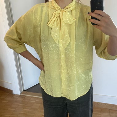 Blusa gialla con fiocco