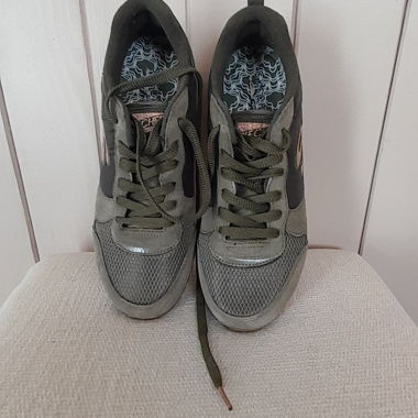 For sale: pair of Sketchers for women