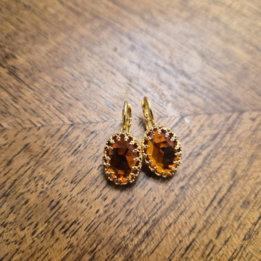 Orecchini placcati oro con piastra arancione