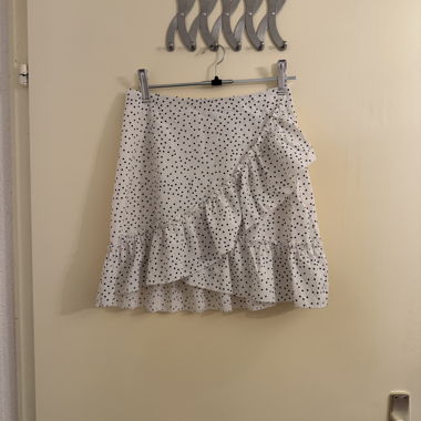 Jupe punk à pois blancs avec volants