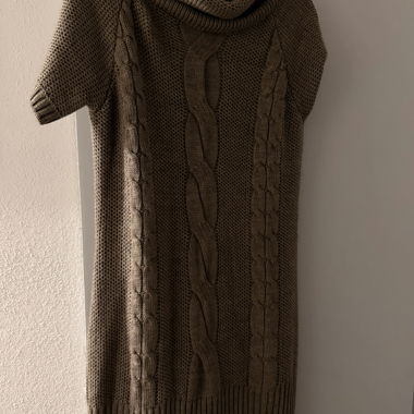 Short-sleeve knit dress