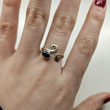 Anello color argento con pietra blu scuro
