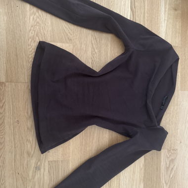 Top marrone a spalle scoperte
