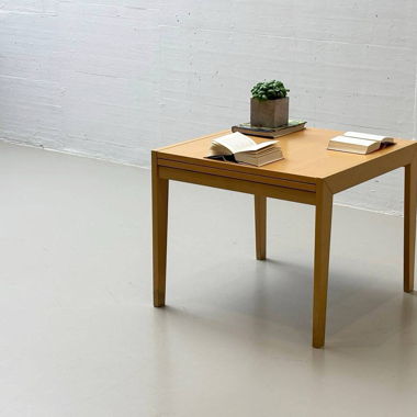 Minimalistischer Esstisch, ausziehbar 