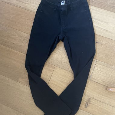 Pantalons noirs près du corps