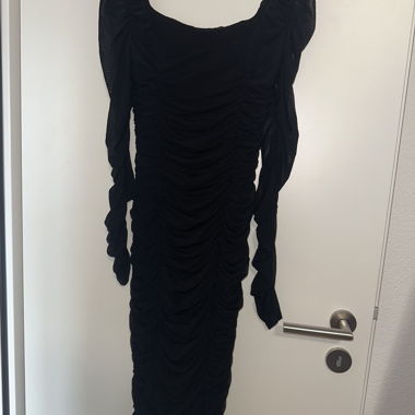 Schwarzes Kleid