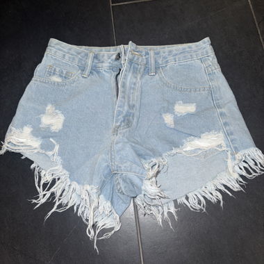 Hellblaue Jeansshorts mit Fransen