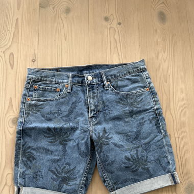Kurze Levi’s Jeanshose