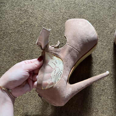 Schöne beige High Heels mit Spitze