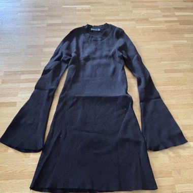 Schwarzes Langarmkleid