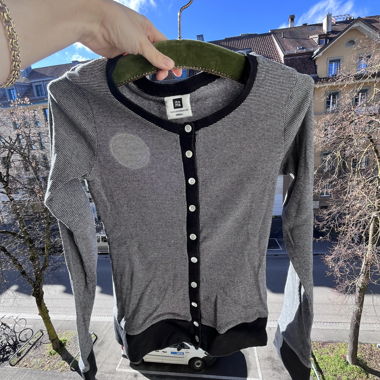 Graue/schwarze Feinstrick-Cardigan