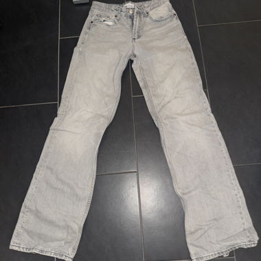 Graue Jeans mit weitem Bein