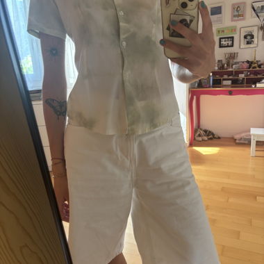 Short-sleeved blouse in white-green