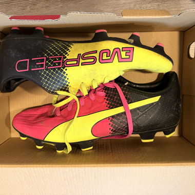 Scarpe da tacchetti Puma e parastinchi Adidas