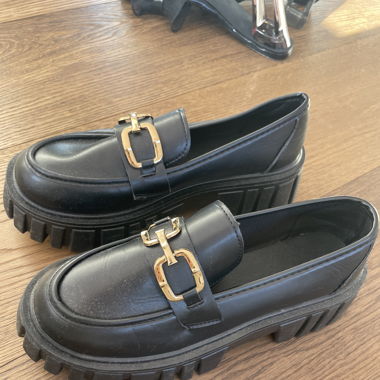 Loufers schwarz mit goldschnalle