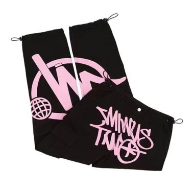 Minus Two Cargo Hose in schwarz mit pinker Schrift