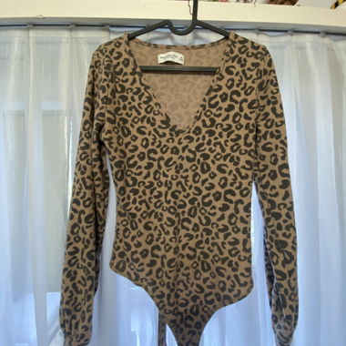 Leoparden-Body mit V-Ausschnitt