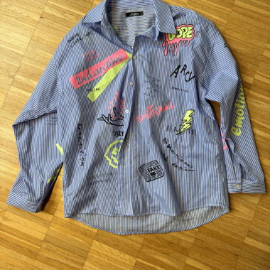 Chemise bleue boutonnée avec motif