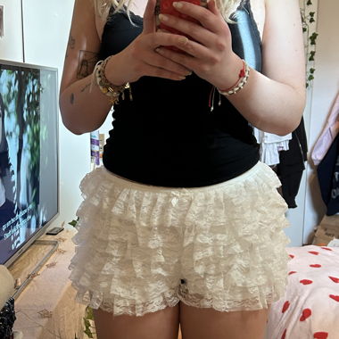 Weisse Spitzen-Rüschenshorts