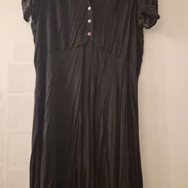Vestito nero Hell Bunny con dettagli rosa