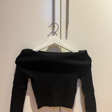 Schwarzer cropped off-shoulder Pullover