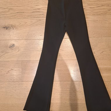 Schwarze Schlaghose aus Stretchstoff