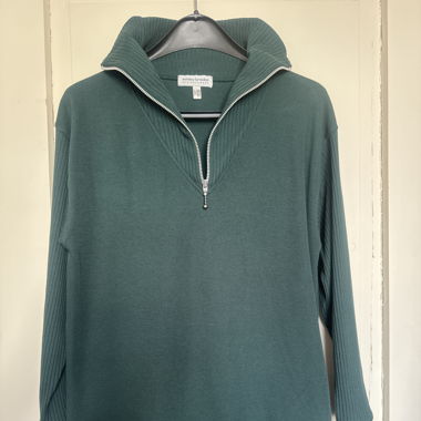 Zweiteiler; enger Rock, weiter langer Pulli