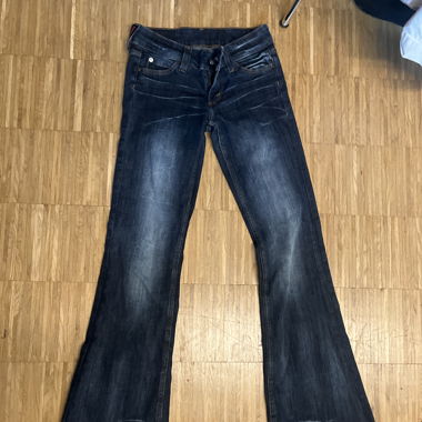 Dunkelblaue Schlagjeans