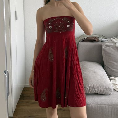 Rotes trägerloses Kleid