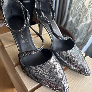 Escarpins en cuir noirs et argentés avec brides