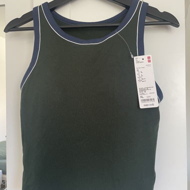 Top a coste UNIQLO con coppe