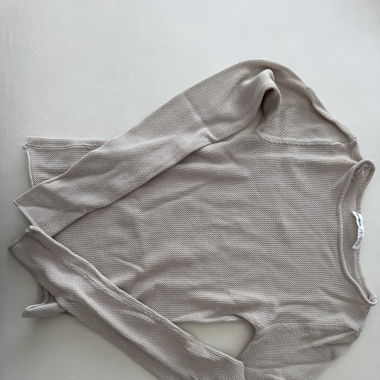 Top beige a maniche lunghe in maglia rete