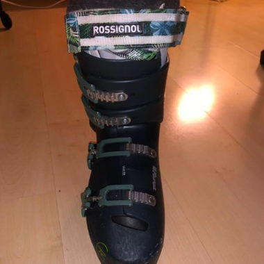 Rossignol black ski boots with buckles