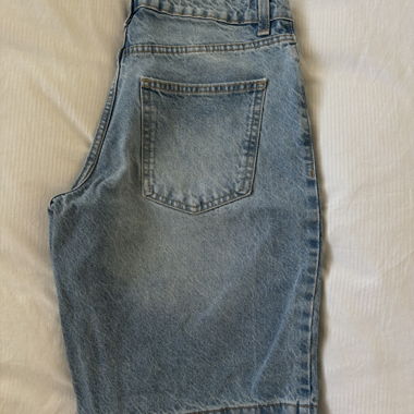 Bermuda aus hellblauem Jeansstoff von Bershka