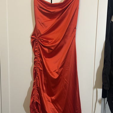 Robe rouge satinée