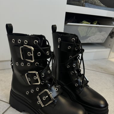 Boots mit Schnallen
